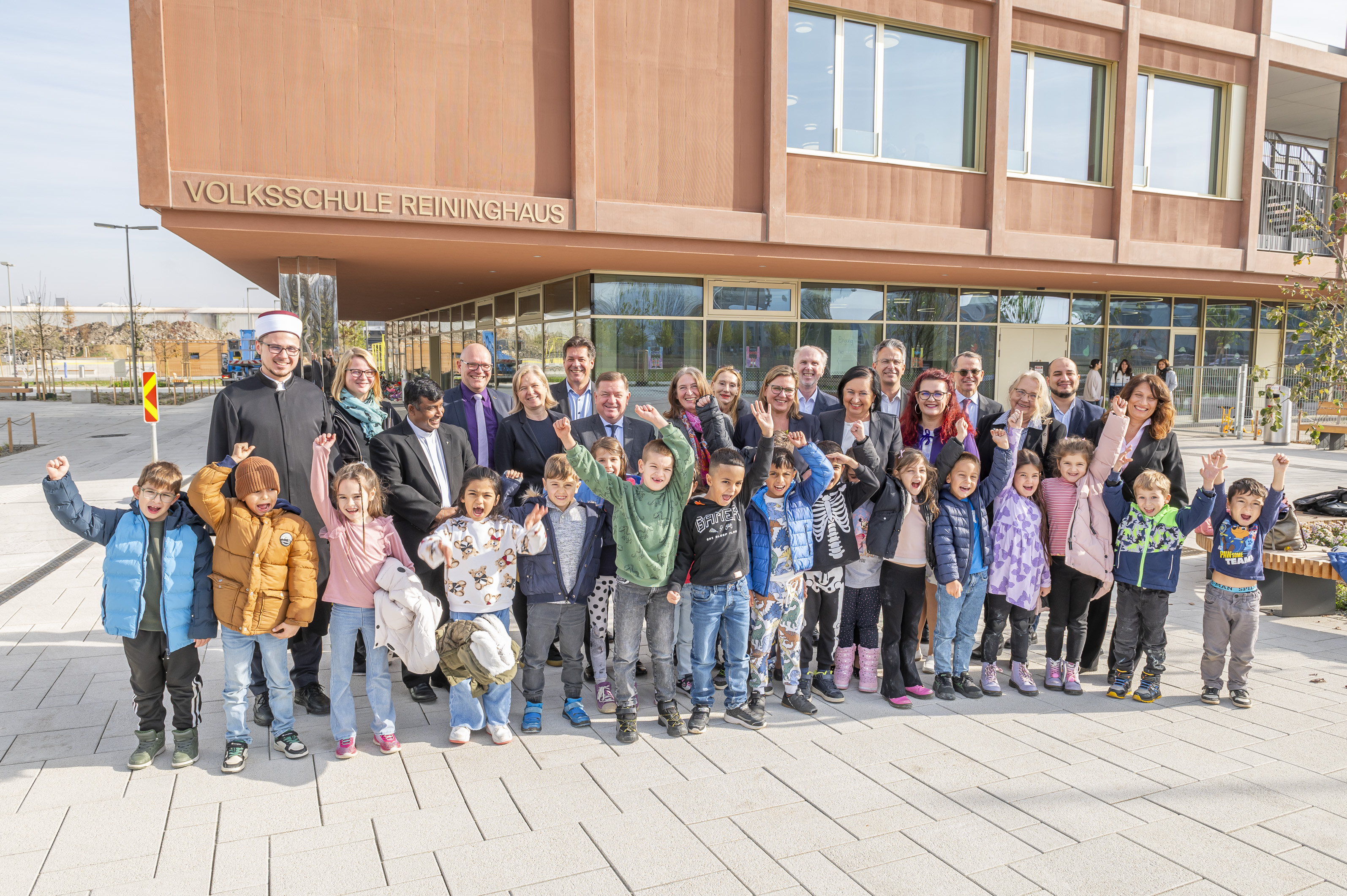 Sichtlich große Freude bei allen über die neu errichtete Volksschule. Direktorin Giselheid Neunteufl und ihre Volksschüler:innen feierten zusammen mit zahlreichen politischen Vertreter:innen die offizielle Eröffnung. 