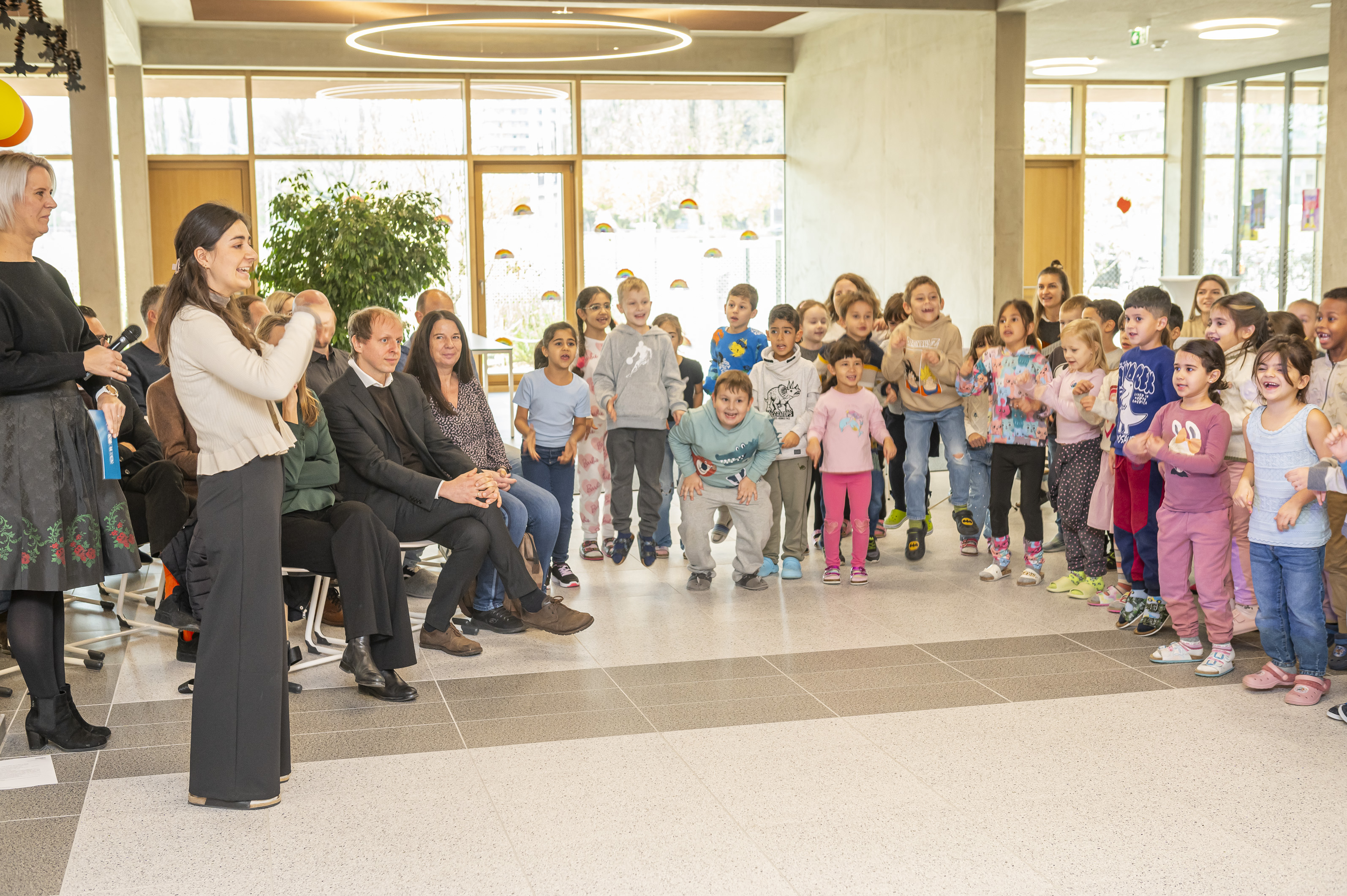 Die Gesangseinlagen der jungen Volksschüler:innen begeisterten das Publikum. 