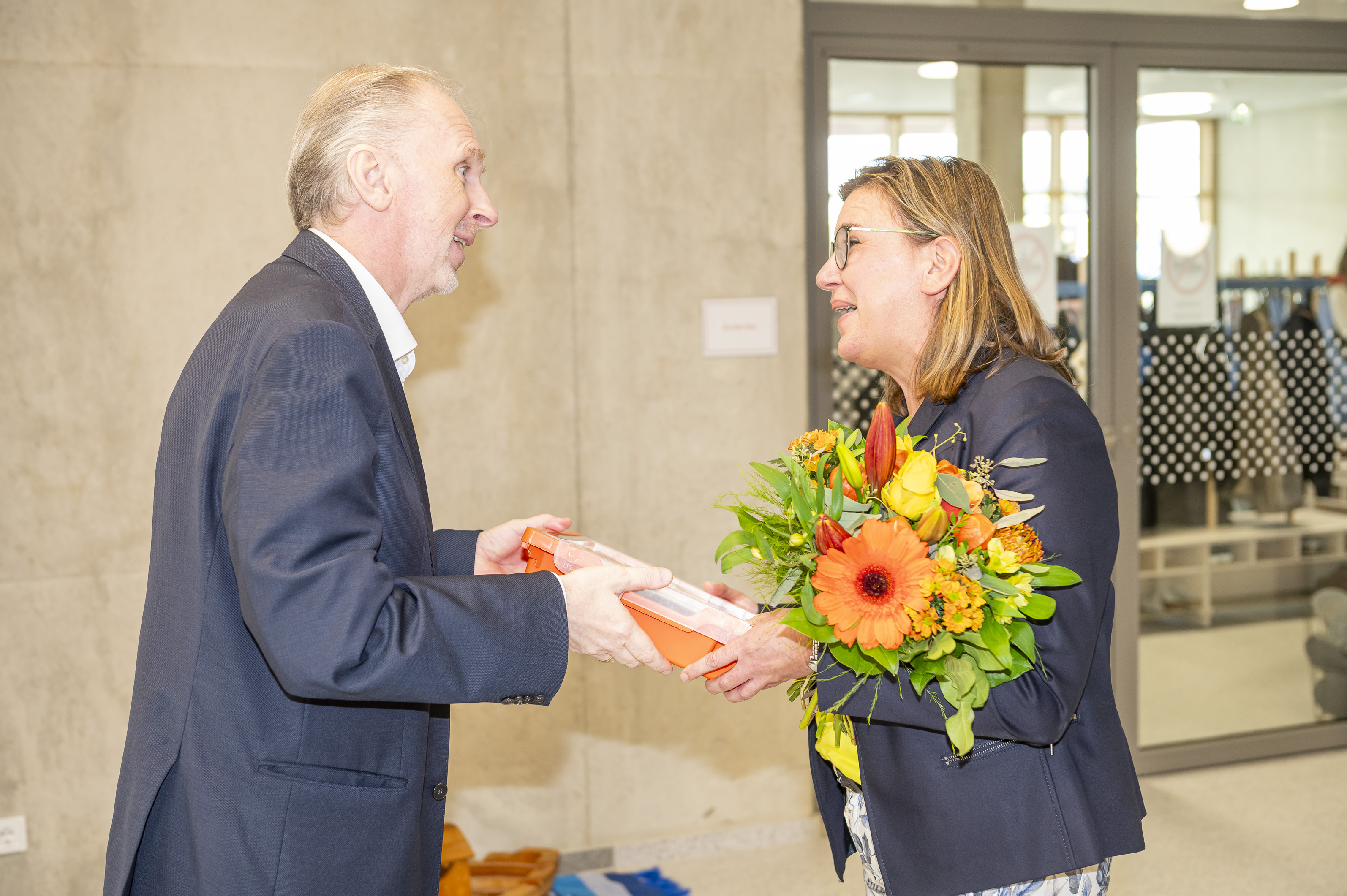 Als Auftraggeber freute sich ABI-Abteilungsleiter Günter Fürntratt der Direktorin Giselheid Neunteufl ein besonderes Geschenk mitzubringen - den robo Wunderkind. 