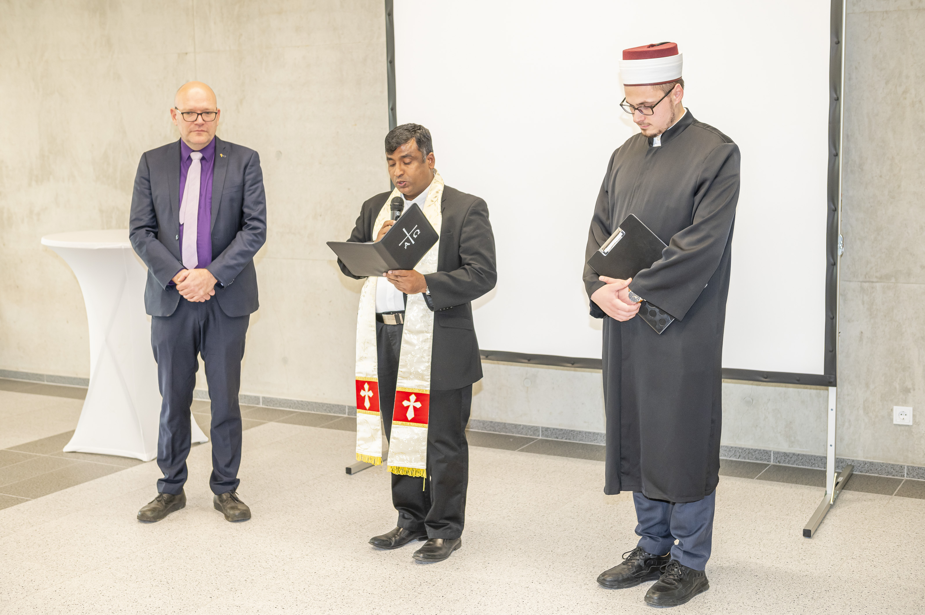 Zum Schluss gab es traditionell eine multireligiöse Segnung durch Pfarrer Paul Nitsche, Pater Gerald Auguste und Imam Celebi 