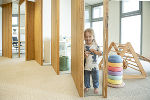 Kinderbetreuung und Arbeitsplatz auf einem Stockwerk