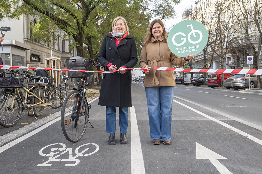Schnittig – Vizebürgermeisterin Judith Schwentner (l.) und Landesrätin Doris Kampus eröffneten den Radweg am Joanneumring ...
