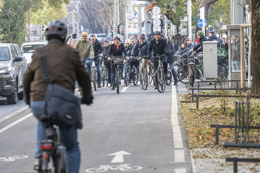 Auf die Radln, fertig, los! Der neue Radweg am Joanneumring ist eröffnet.