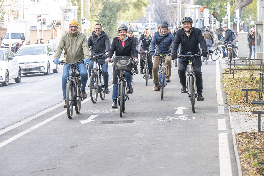 Auf die Radln, fertig, los! Der neue Radweg am Joanneumring ist eröffnet.