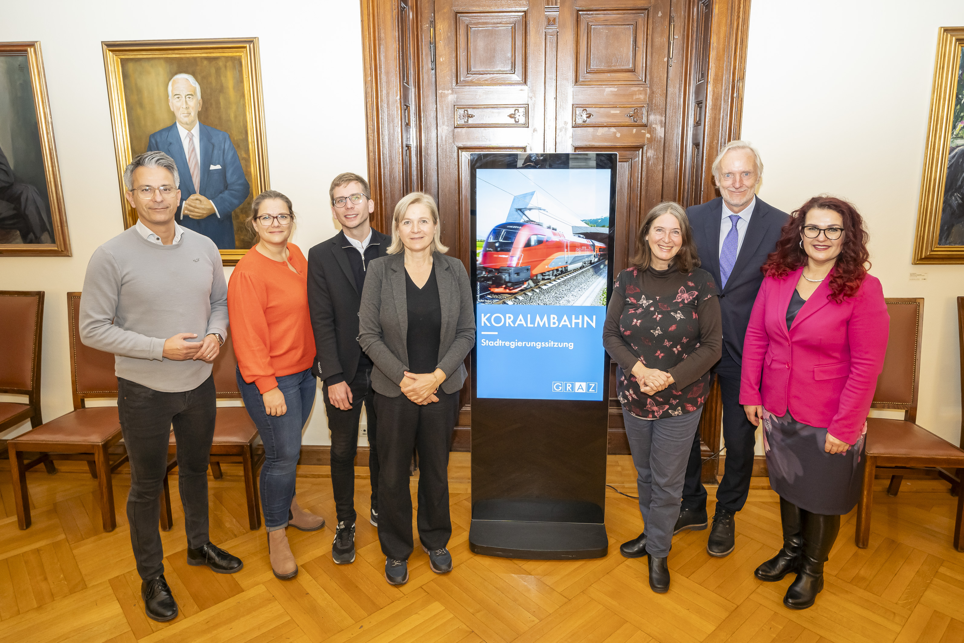 Stadtregierungssitzung zum Thema "Koralmbahn". Stadtrat Kurt Hohensinner, SPÖ-Klubobfrau Daniela Schlüsselberger, Stadtrat Robert Krotzer, Vizebürgermeisterin Judith Schwentner, Bürgermeisterin Elke Kahr, Stadtrat Günter Riegler, Stadträtin Claudia Schönbacher © Stadt Graz/Fischer Stadtregierungssitzung zum Thema "Koralmbahn". Stadtrat Kurt Hohensinner, SPÖ-Klubobfrau Daniela Schlüsselberger, Stadtrat Robert Krotzer, Vizebürgermeisterin Judith Schwentner, Bürgermeisterin Elke Kahr, Stadtrat Günter Riegler, Stadträtin Claudia Schönbacher