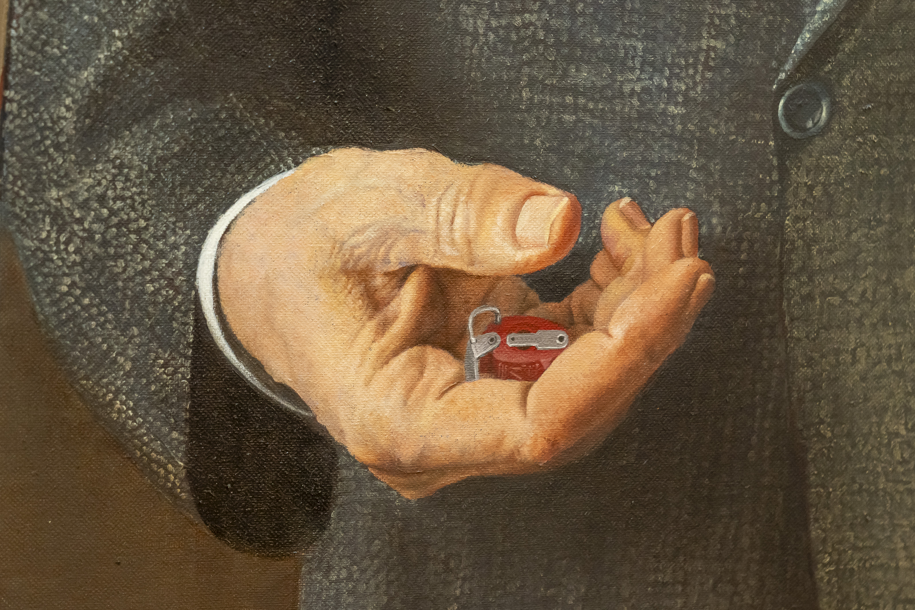 Detail im Porträt: Helmut List hält ein Schlüsselelement in der Autoindustrie in der Hand, das er einst (mit-)erfunden und zum Patent angemeldet hat