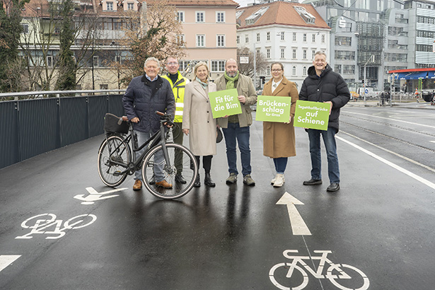 Freuen sich: Holding Graz CEO Wolfgang Malik, Klaus Masetti von der Stadtbaudirektion, Vizebürgermeisterin Judith Schwentner, Holding Graz Vorstand Mark Perz, Klubobfrau Daniela Schlüsselberger und Beteiligungsstadtrat Manfred Eber (v. l.). © Stadt Graz/Fischer Freuen sich: Holding Graz CEO Wolfgang Malik, Klaus Masetti von der Stadtbaudirektion, Vizebürgermeisterin Judith Schwentner, Holding Graz Vorstand Mark Perz, Klubobfrau Daniela Schlüsselberger und Beteiligungsstadtrat Manfred Eber (v. l.).