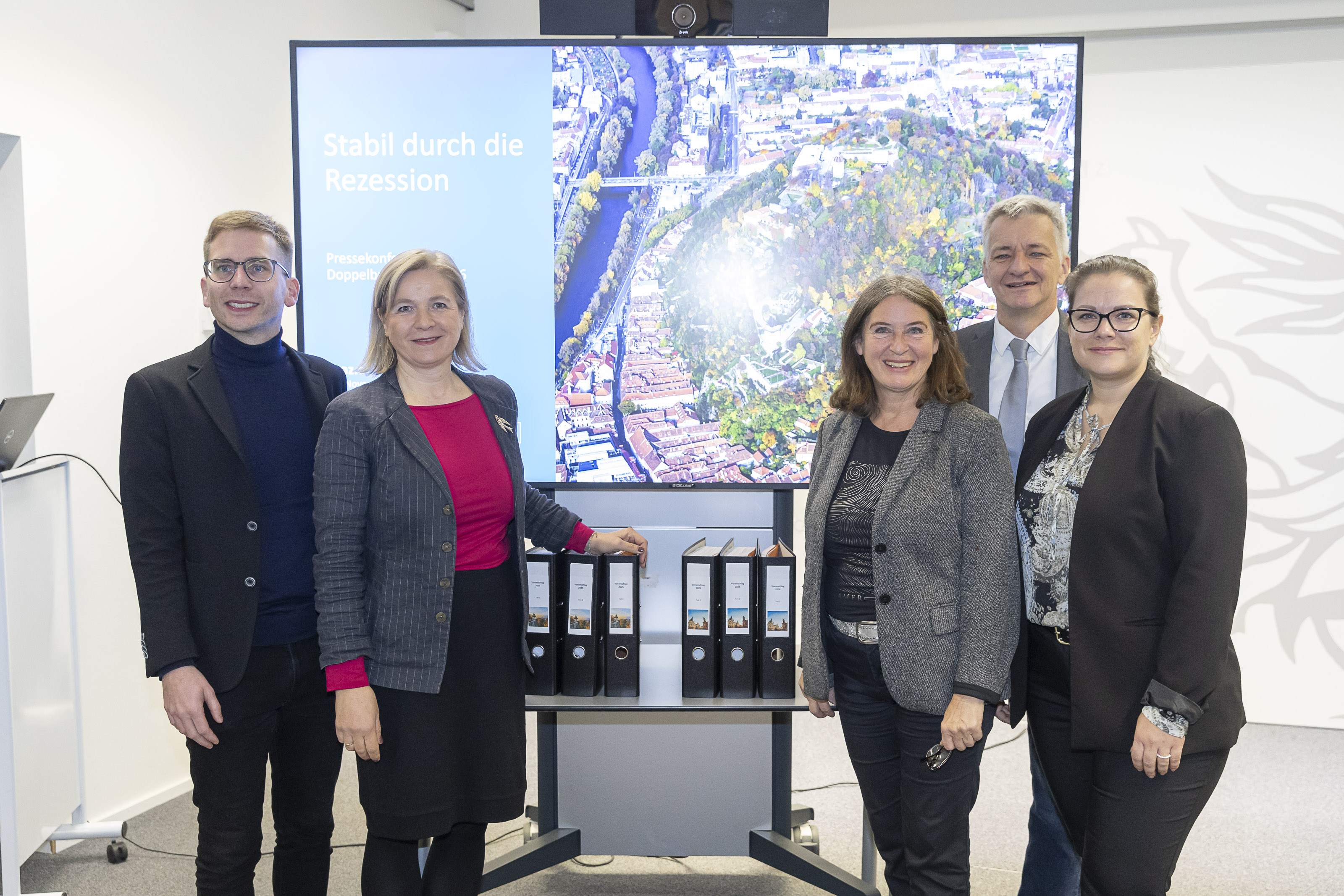 Bürgermeisterin Elke Kahr (3. v. r.) und Vizebürgermeisterin Judith Schwentner (2. v. l.) präsentierten gemeinsam mit Finanzstadtrat Manfred Eber (2. v. r.), Gesundheitsstadtrat Robert Krotzer (l.) und SPÖ-Klubvorsitzender Daniela Schlüsselberger das Doppelbudget 2025/26. © Stadt Graz/Fischer Bürgermeisterin Elke Kahr (3. v. r.) und Vizebürgermeisterin Judith Schwentner (2. v. l.) präsentierten gemeinsam mit Finanzstadtrat Manfred Eber (2. v. r.), Gesundheitsstadtrat Robert Krotzer (l.) und SPÖ-Klubvorsitzender Daniela Schlüsselberger das Doppelbudget 2025/26.