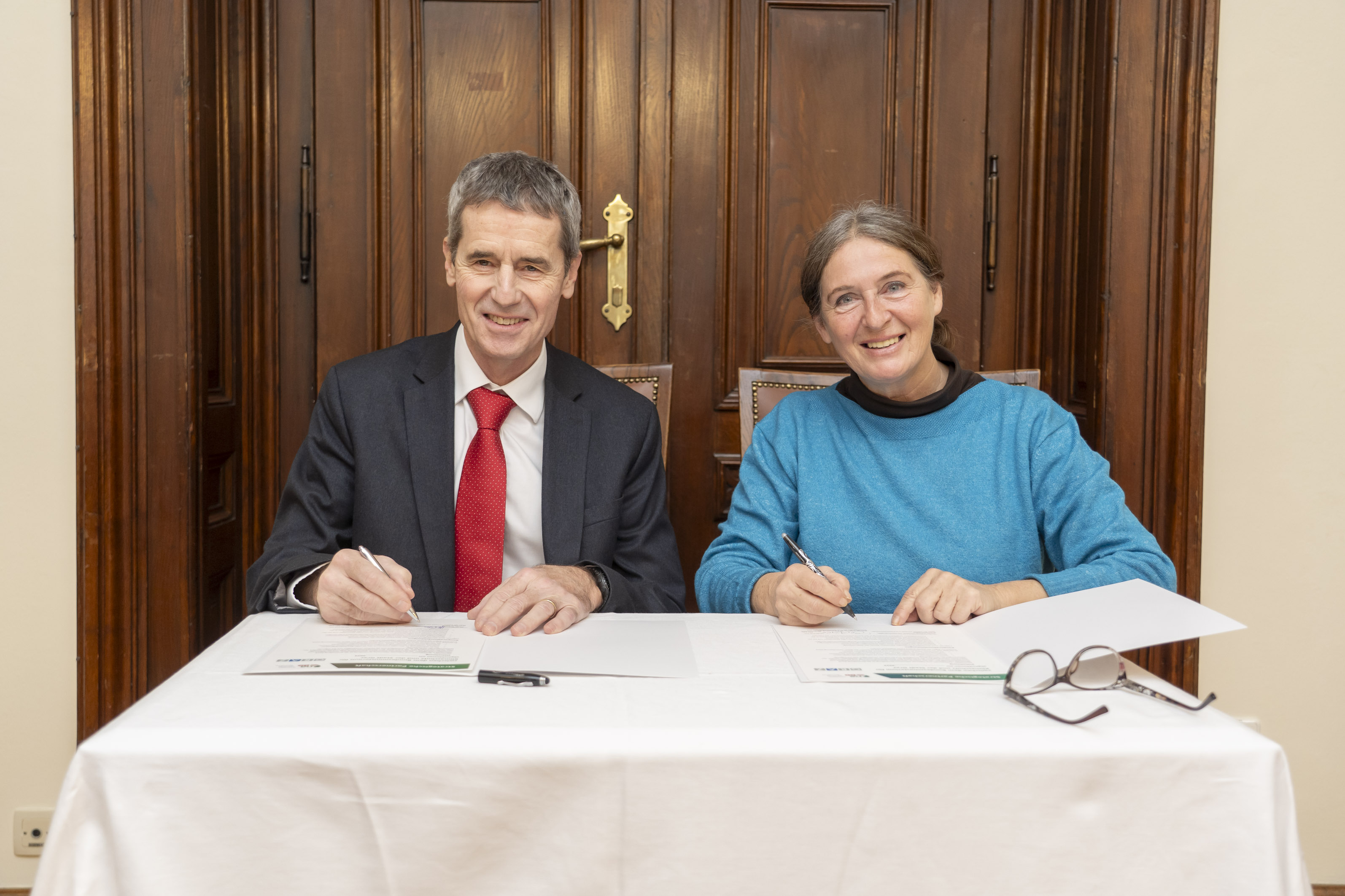 Bürgermeisterin Elke Kahr und Sektionschef Christian Holzer bei der Unterzeichnung des Partnerschaftsvertrags im Grazer Rathaus.