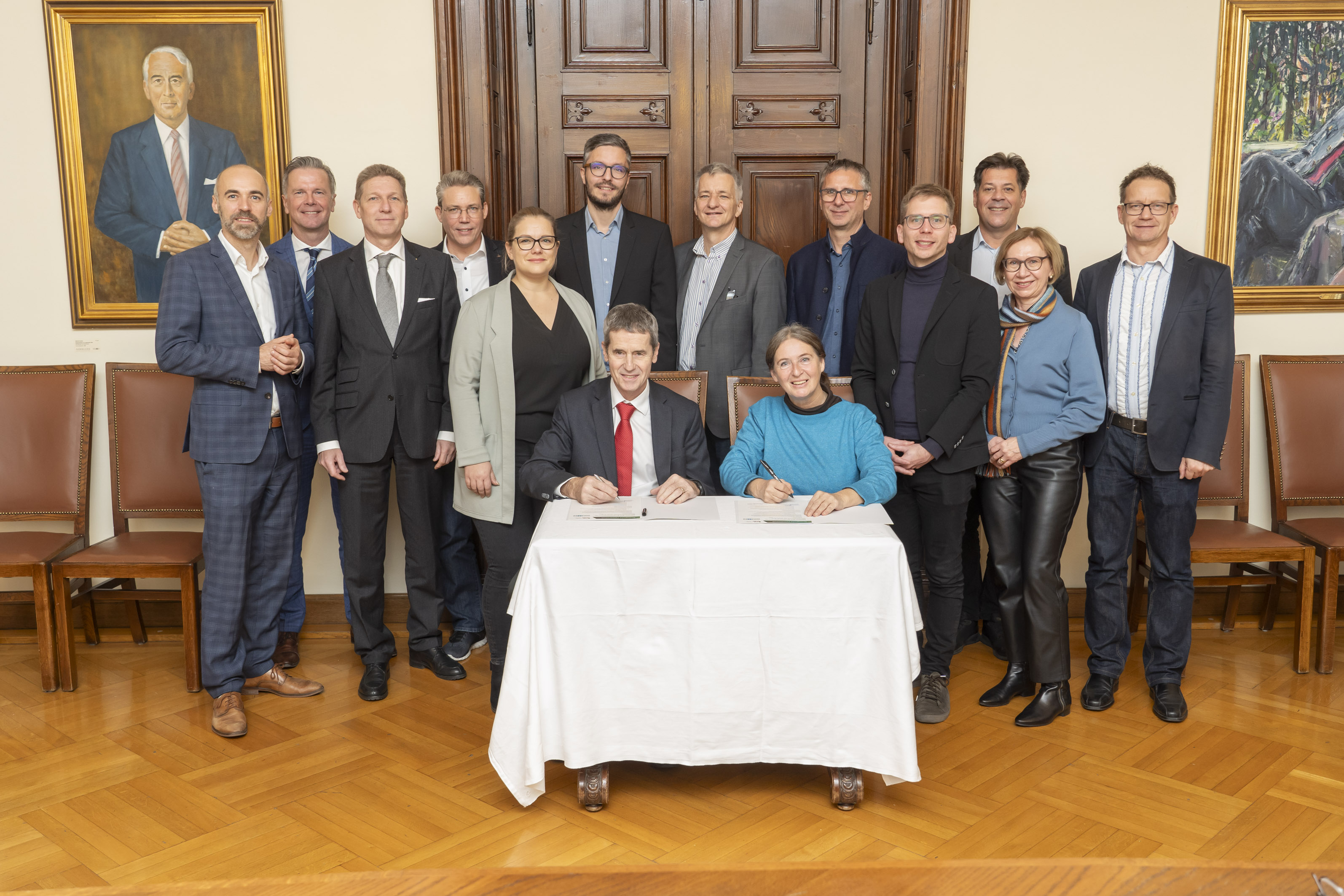 Große Runde zur offiziellen Unterzeichnung des Partnerschaftsvertrags. 