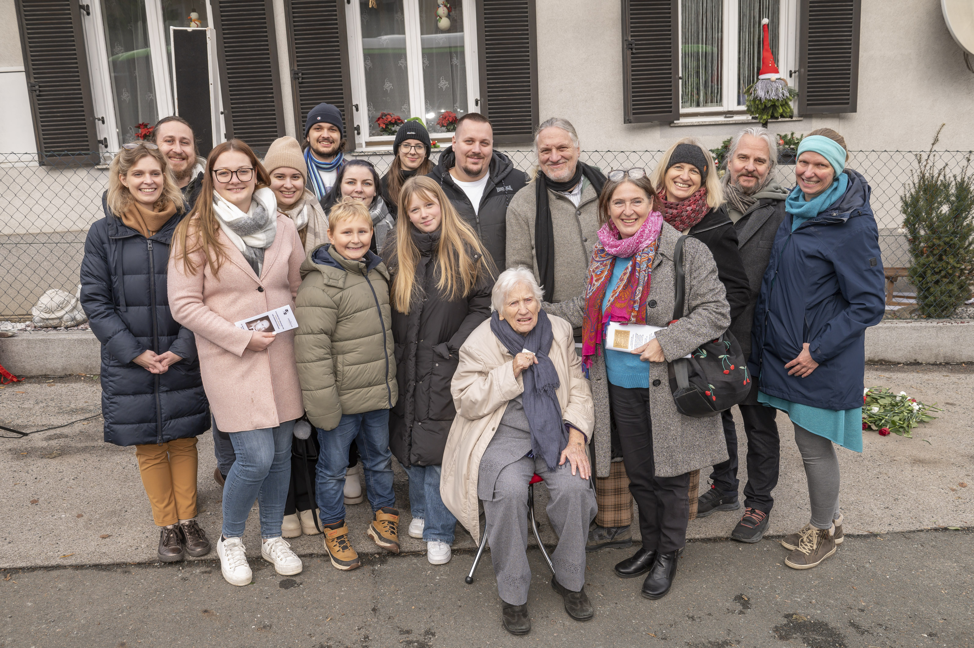 Stolperstein-Verlegung für Widerstandskämpfer Roman Langmann. Vorne seine Tochter Anna-Lore, neben ihr Bürgermeisterin Elke Kahr.