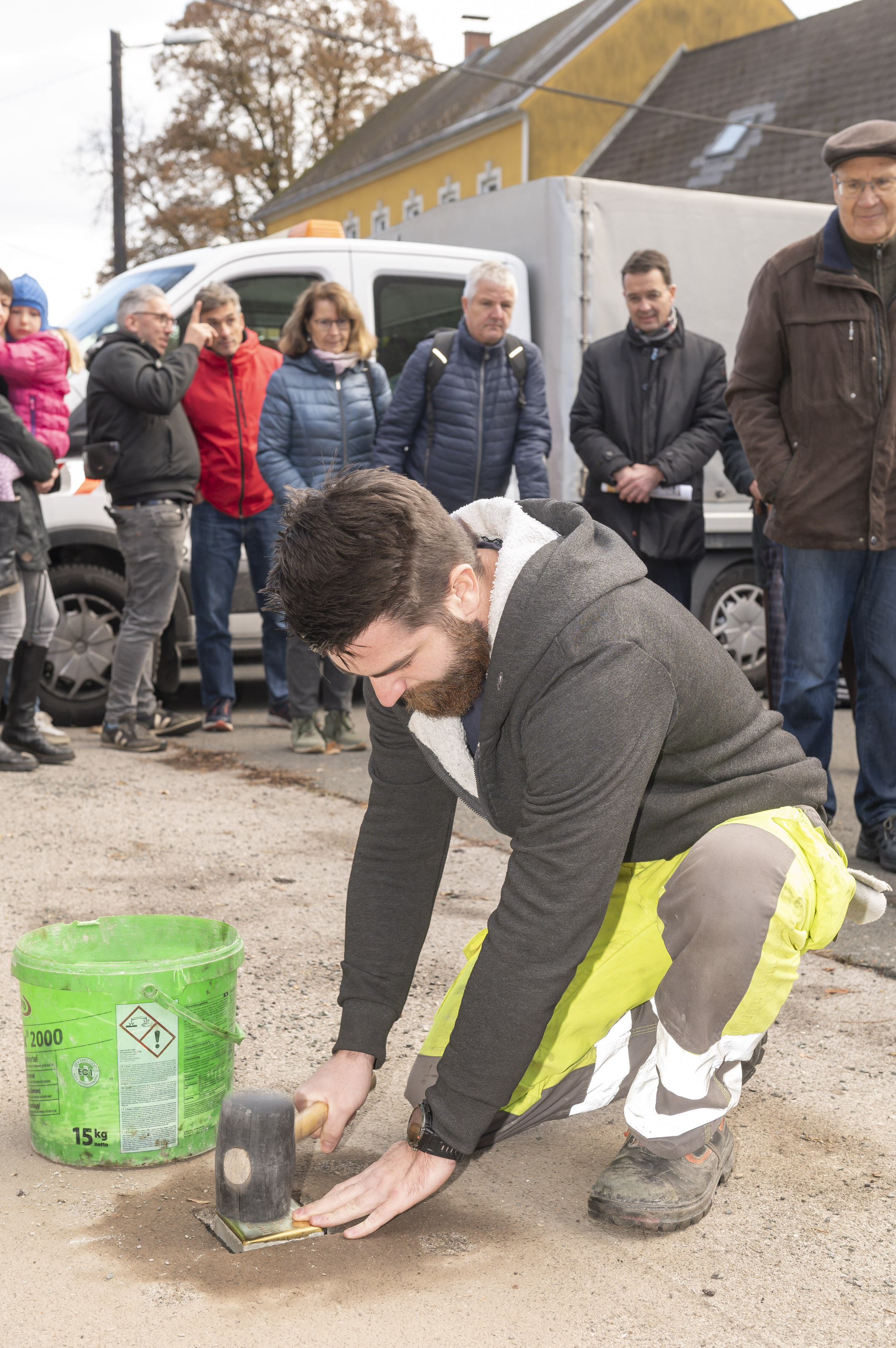 Sorgfältige Verlegung durch einen Mitarbeiter der Holding Graz.
