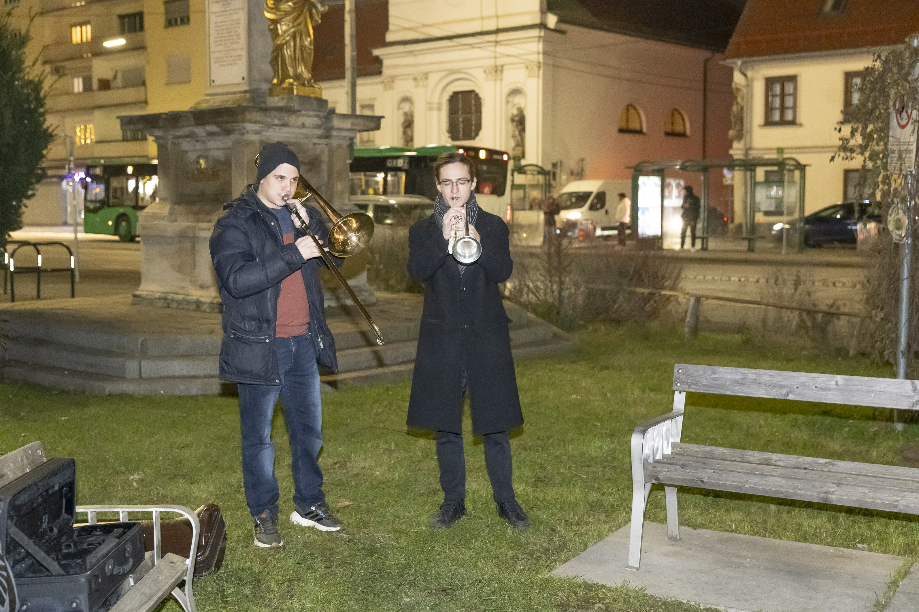 Die Kunstuni-Studenten Uroš Silaški (l.) und Lazar Šarenac aus Serbien umrahmten die Illumination musikalisch.