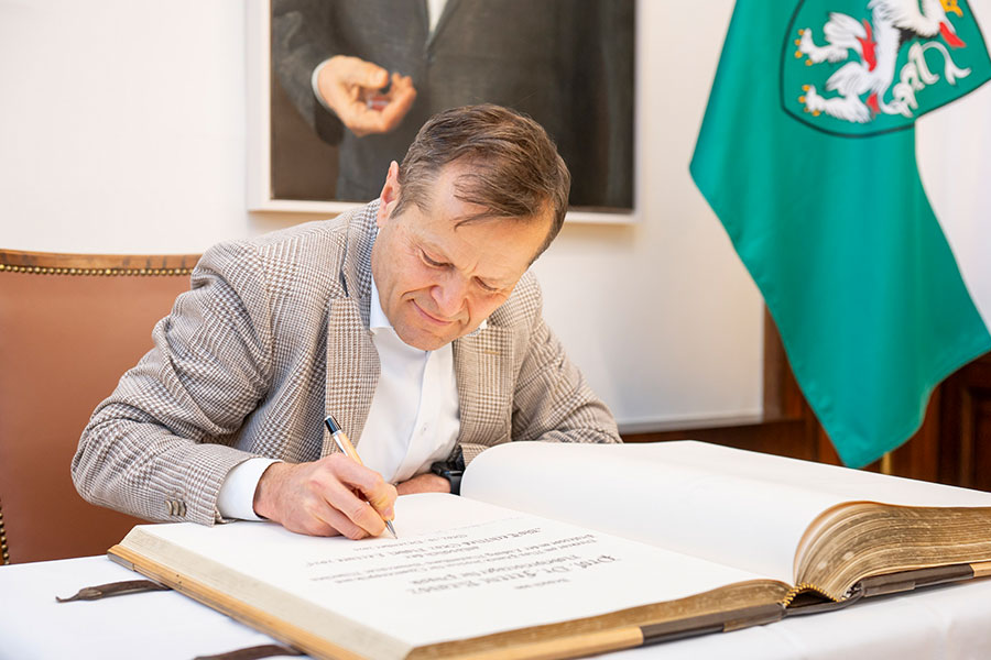 Der Nobelpreisträger zeigte großes Interesse an den Eintragungen im Goldenen Buch.