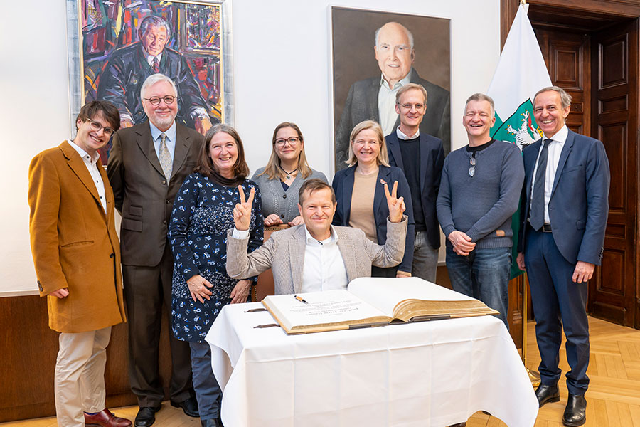 Bürgermeisterin Elke Kahr, Vizebürgermeisterin Judith Schwentner, Stadtrat Manfred Eber, Klubobfrau Daniela Schlüsselberger und Rudolf Zechner, Robert Krause, Martin Schultze mit Nobelpreisträger Ferenc Krausz.