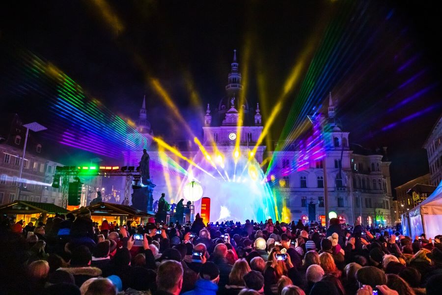 Mit einer spektakulären Show aus Wasser, Feuer und Licht begrüßt Graz das Jahr 2025.