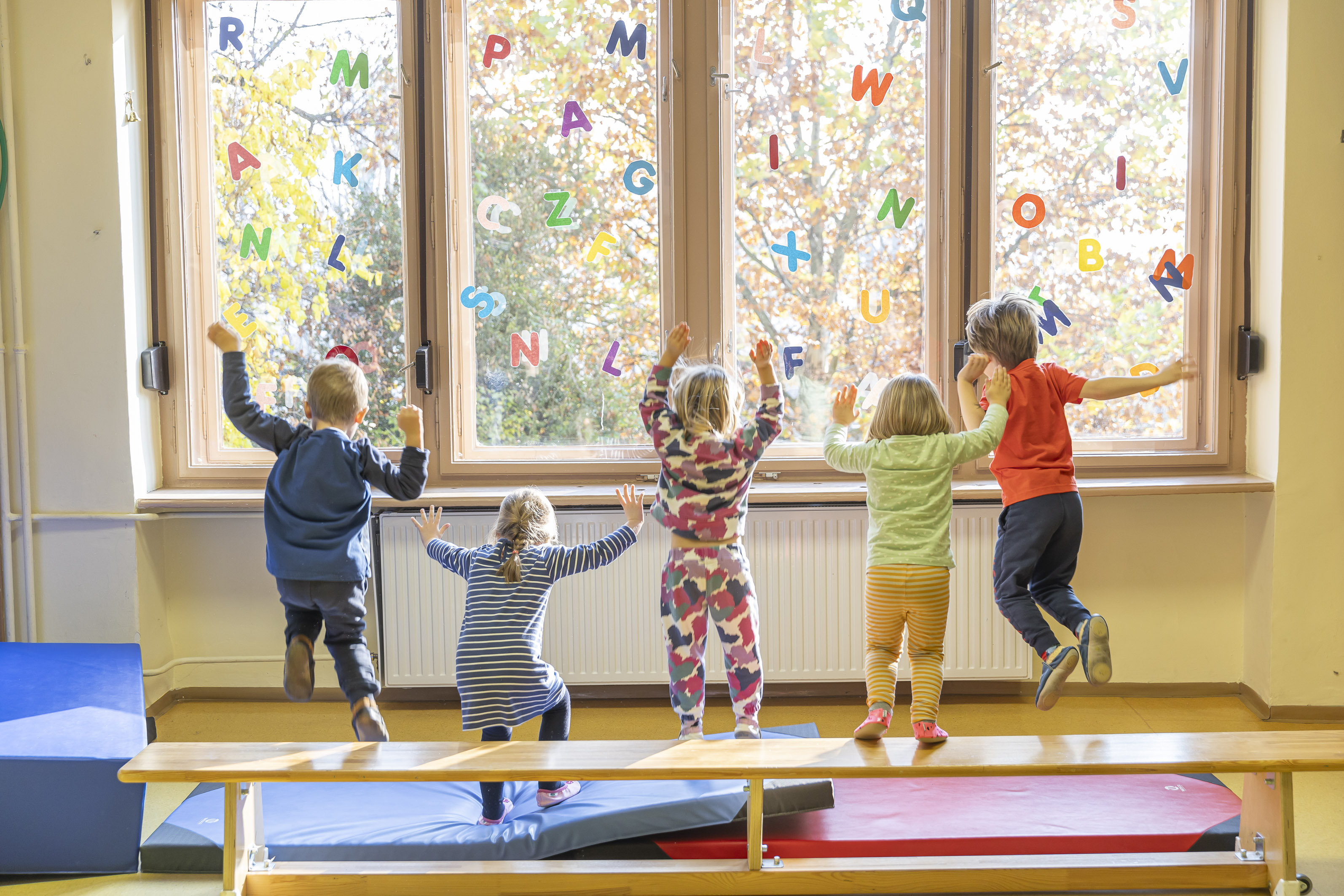 Fröhliche Kinder in der Kinderbetreuung