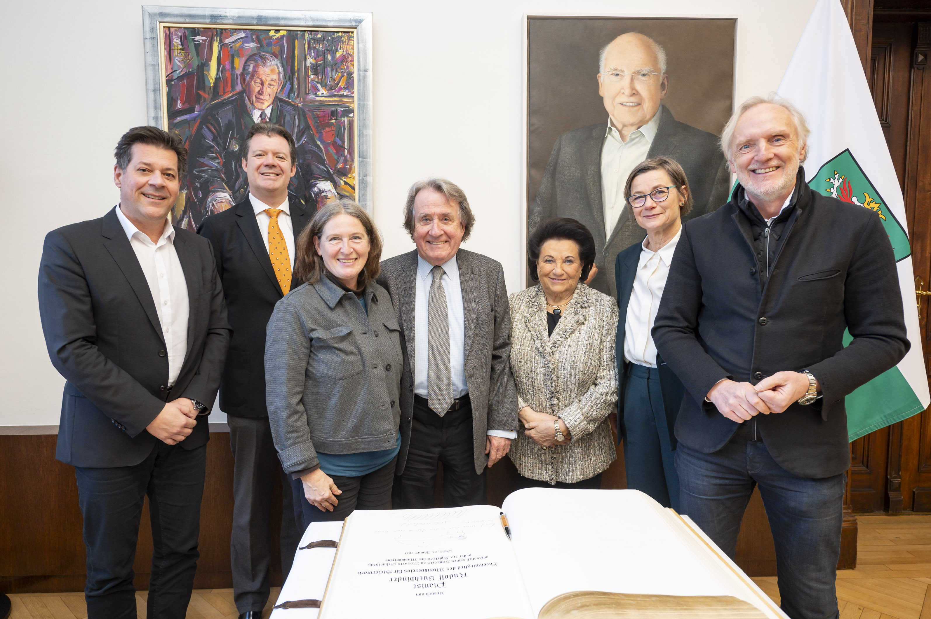 Rudolf Buchbinder (Mitte) mit seiner Frau Agnes (r.) und Bürgermeisterin Elke Kahr (l.). Mit dabei: Stadtbaudirektor Bertram Werle und Musikverein-Intendant Michael Nemeth (1. und 2. v. l.) sowie Gemeinderätin Alexandra Würz-Stalder und Kulturstadtrat Günter Riegler (2. und 1. v. r.).