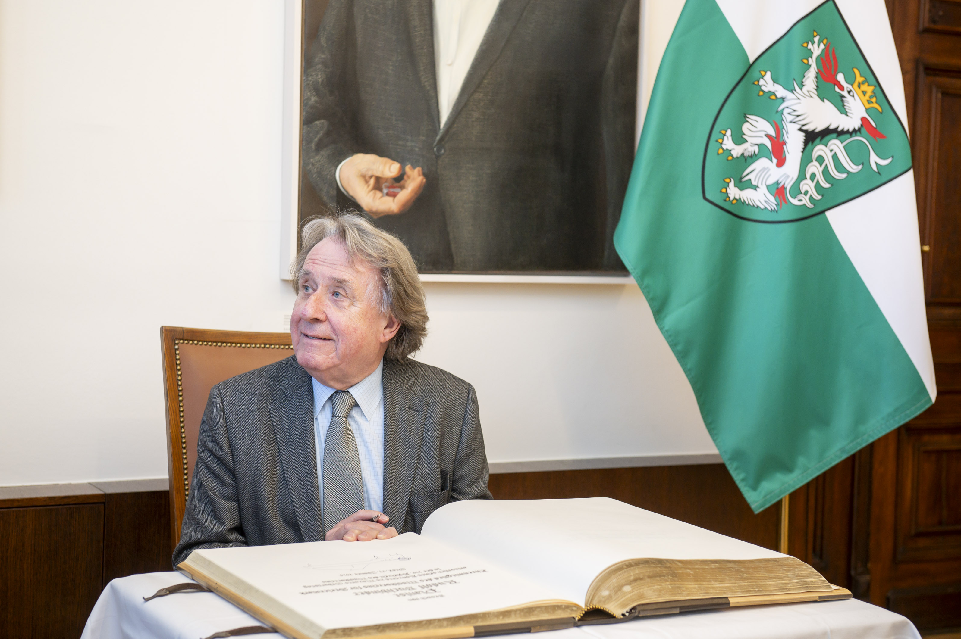 Rudolf Buchbinder brachte viel Humor und gute Laune mit ins Rathaus.