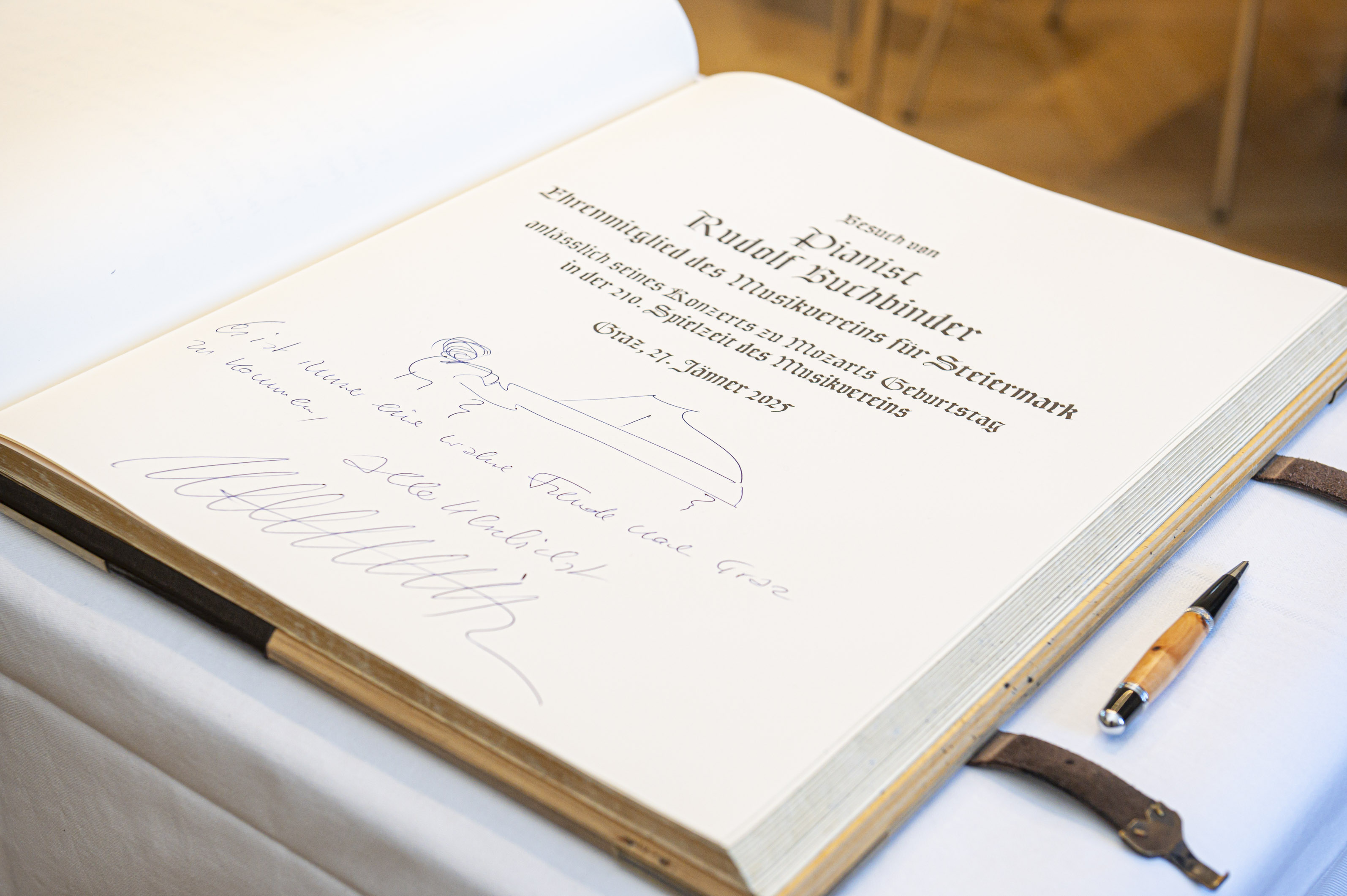 Widmung im Goldenen Buch: "Es ist immer eine Freude nach Graz zu kommen"