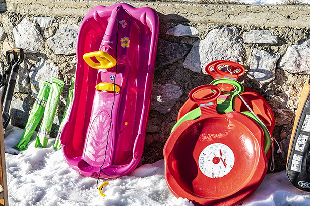 Bunte Wintersportgeräte warten darauf, ausprobiert zu werden - kostenlos!