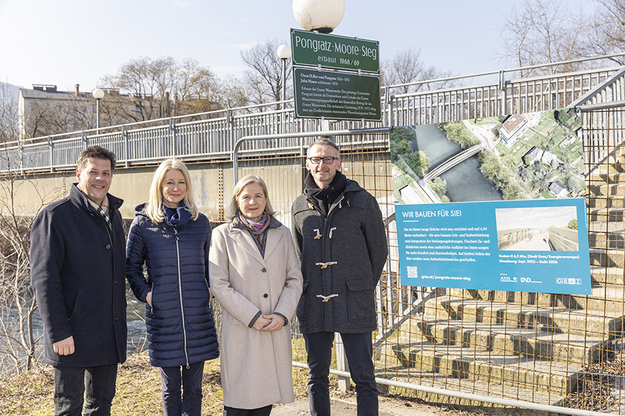 Brückenschlag: Vizebürgermeisterin Judith Schwentner, (3. v. l.), Stadtbaudirektor Bertram Werle (li) sowie Wolfgang Toman und Heike Falk vom Projektteam zum neuen Pongratz-Moore-Steg.