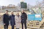 Brückenschlag: Vizebürgermeisterin Judith Schwentner, (3. v. l.), Stadtbaudirektor Bertram Werle (li) sowie Wolfgang Toman und Heike Falk vom Projektteam zum neuen Pongratz-Moore-Steg.