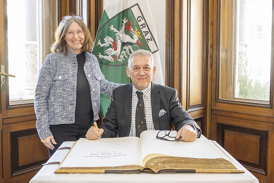 Eintragung ins Goldene Buch der Stadt Graz: Der albanische Botschafter Fatmir Velaj  war zu Gast bei Bürgermeisterin Elke Kahr.