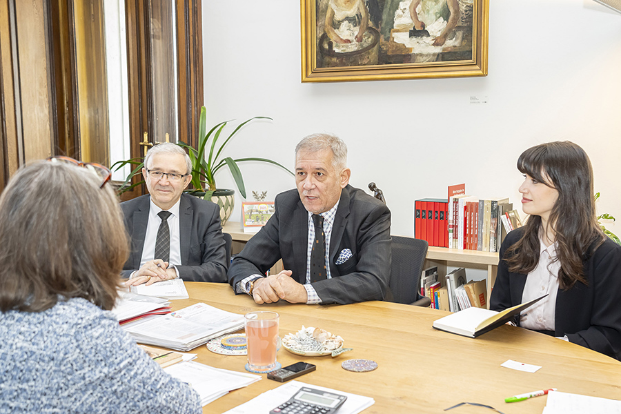 Anregende Gespräche im Büro der Bürgermeisterin: v. l. Artan Canaj (Gesandter der Botschaft), Botschafter Fatmir Velaj und Sara Yzeiraj (Architekturstudentin in Graz und Stadtkennerin)