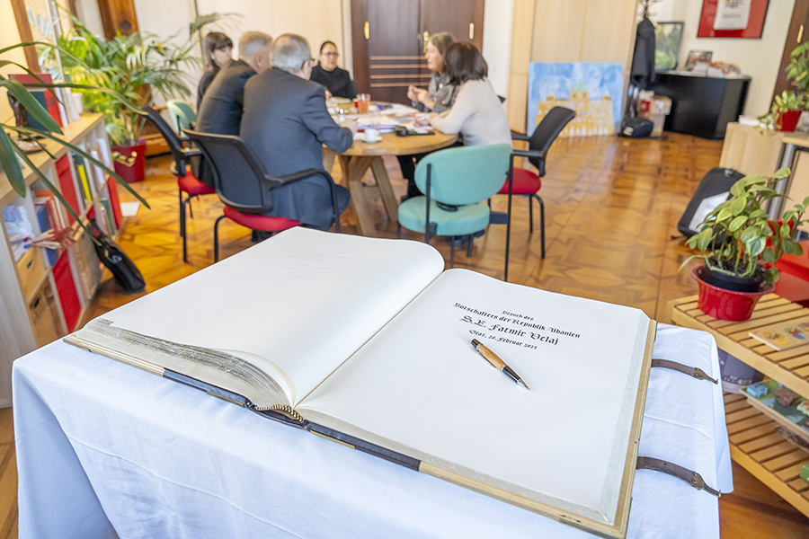 Das Goldene Buch der Stadt lag bereits für den Eintrag bereit.