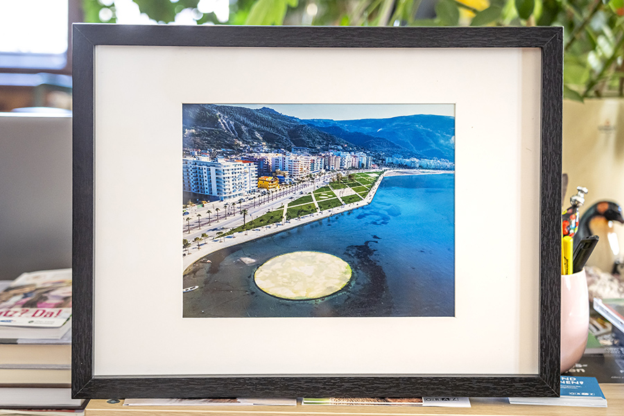 Das Gastgeschenk des Botschafters: ein Bild seiner Heimatstadt Vlora.