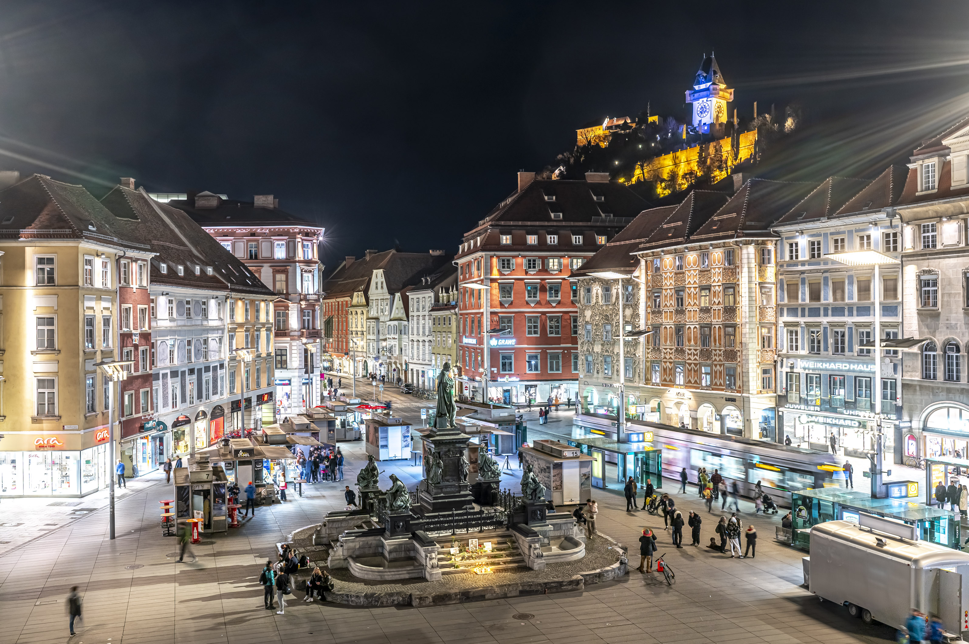 Bereits im Vorjahr erstrahlte der Uhrturm in den Landesfarben der Ukraine. © Stadt Graz/Fischer Bereits im Vorjahr erstrahlte der Uhrturm in den Landesfarben der Ukraine.