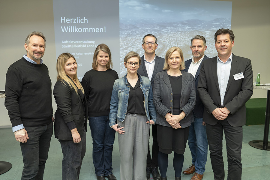 Rücken Lend-Mitte in ihren Fokus: Judith Schwentner (3. v. r.), Wilfried Krammer, Sandra Freudenthaler, Eva-Maria Benedikt, Barbara Bretterklieber, Bernhard Inninger, Wolf-Timo Köhler und Bertram Werle (v. l.)