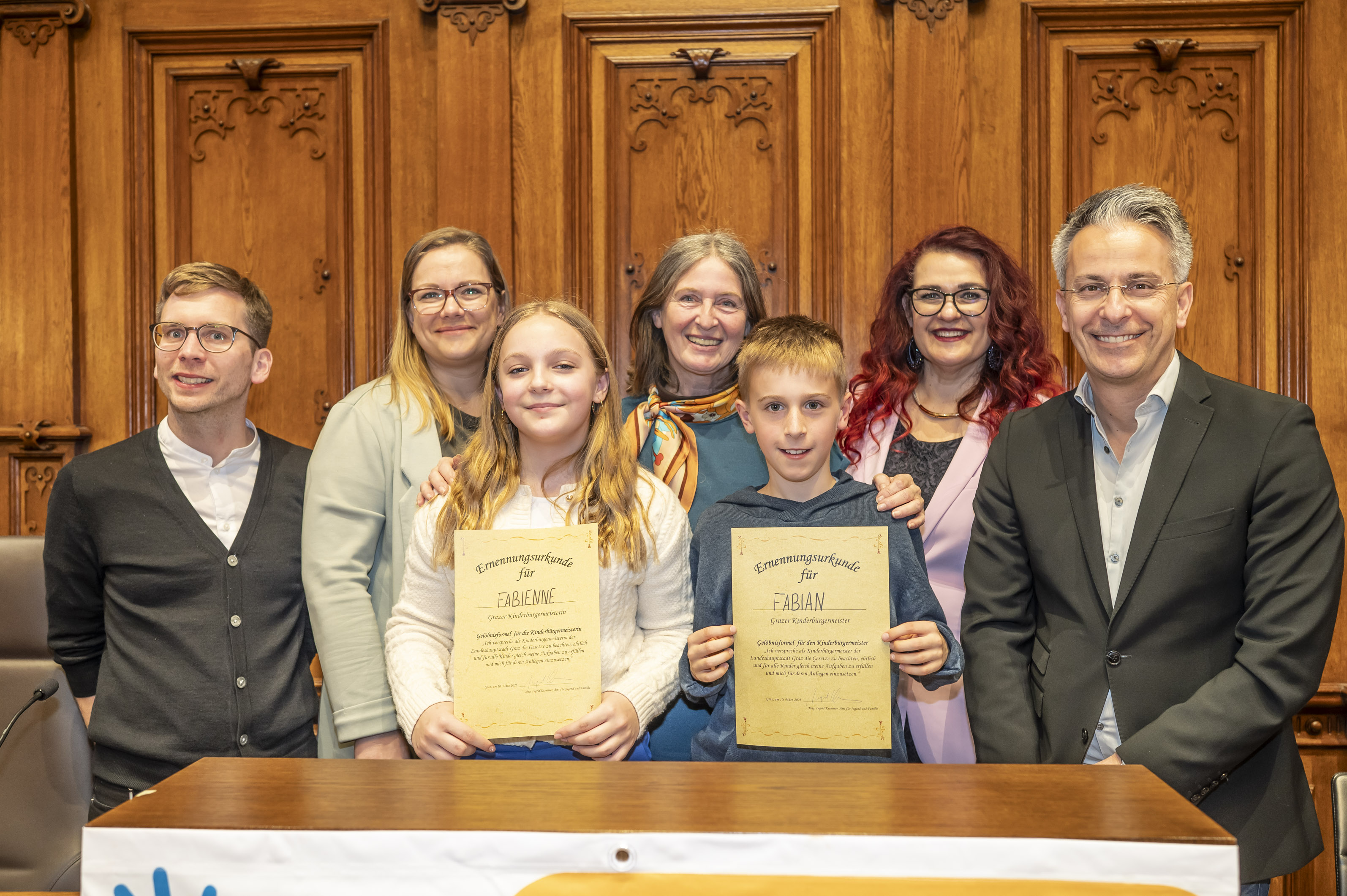 v.l.: Stadtrat Robert Krotzer, SPÖ-Klubobfrau Daniela Schlüsselberger, Kinderbürgermeisterin Fabienne, Bürgermeisterin Elke Kahr, Kinderbürgermeister Fabian, Stadträtin Tanja Schönbacher und Stadtrat Kurt Hohensinner