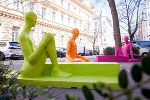 Figuren vor dem Amt