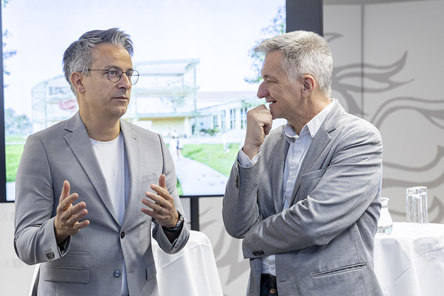 Architektur macht Schule(n): die Stadträte Kurt Hohensinner und Manfred Eber (r.) setzen auf den Bildungsstandort.