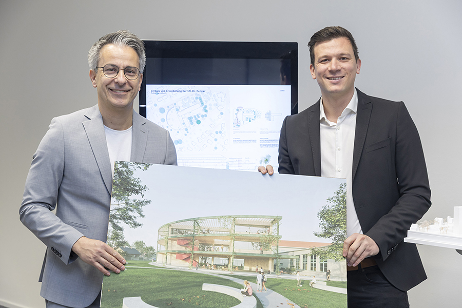 Architektur macht Schule(n): Stadtrat Kurt Hohensinner und MS-Direktor Markus Hiebaum
