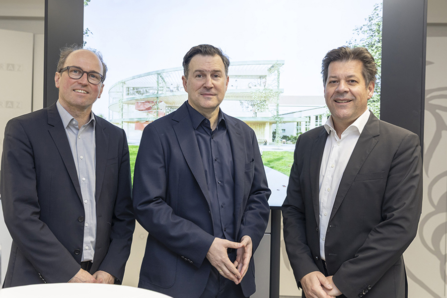 Architektur macht Schule(n): Die Architekten Franz Ederer und Armin Haghirian mit Stadtbaudirektor Bertram Werle (v. l.)