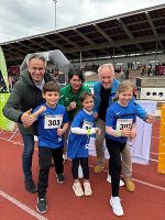 Stadtrat Kurt Hohensinner, Leichtathletikverbandspräsidentin Erika König-Zenz, Sportamtsleiter Thomas Rajakovics mit teilnehmenden Kindern.