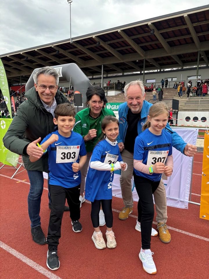 Stadtrat Kurt Hohensinner, Leichtathletikverbandspräsidentin Erika König-Zenz, Sportamtsleiter Thomas Rajakovics mit teilnehmenden Kindern.