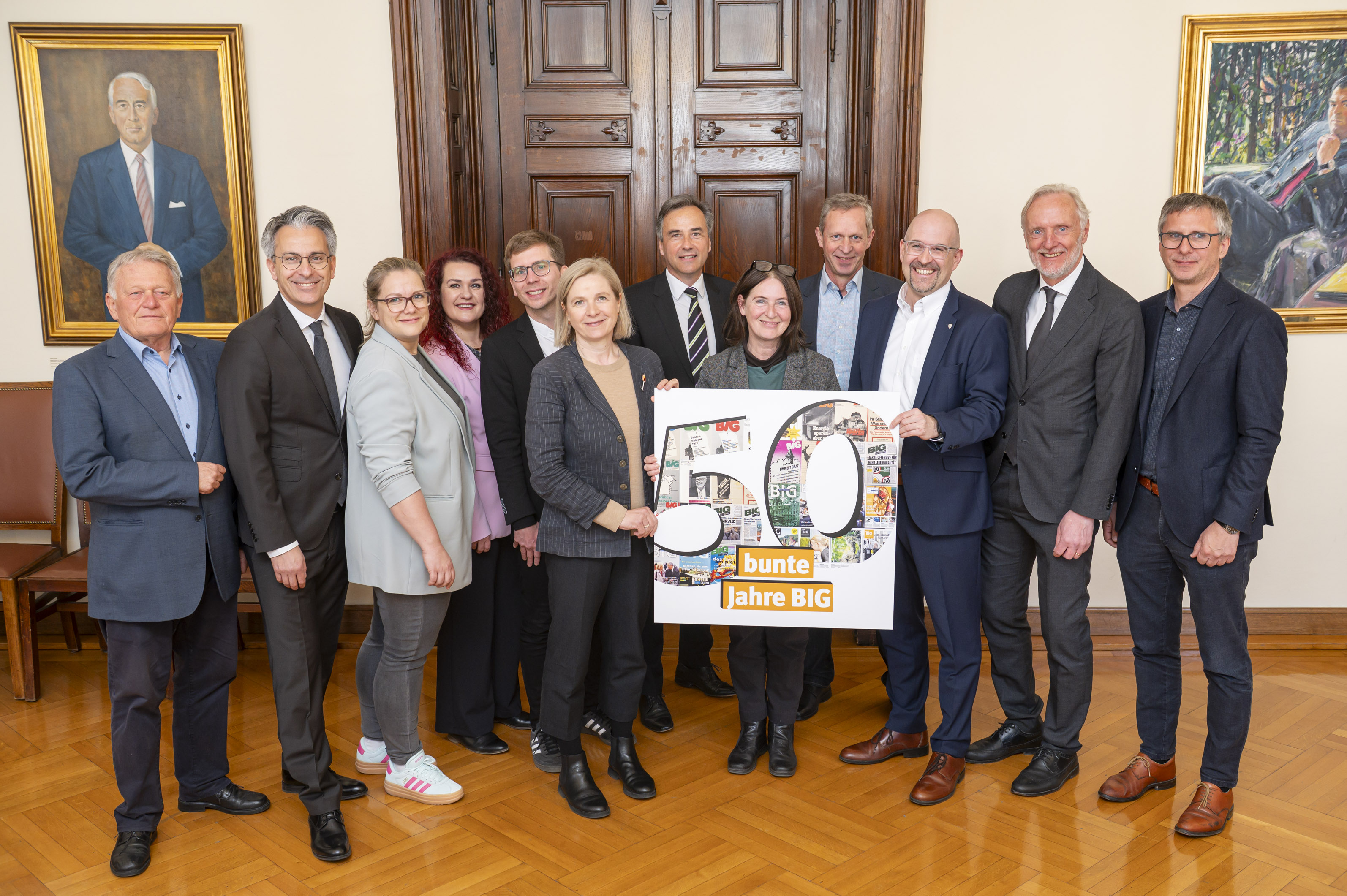 Gratulanten aus Stadtregierung und Haus Graz feiern das 50-Jahr-Jubiläum: Holding Graz-CEO Wolfgang Malik, Stadtrat Kurt Hohensinner, SPÖ-Klubobfrau Daniela Schlüsselberger, Stadträtin Claudia Schönbacher, Stadtrat Robert Krotzer, Vizebürgermeisterin Judith Schwentner, Altbürgermeister Siegfried Nagl, Bürgermeisterin Elke Kahr, Graz Tourismus Geschäftsführer Dieter Hardt-Stremayr, Leiter der Abteilung für Kommunikation Maximilian Mazelle, Stadtrat Günter Riegler und Magistratsdirektor Martin Haidvogl (v. l.)