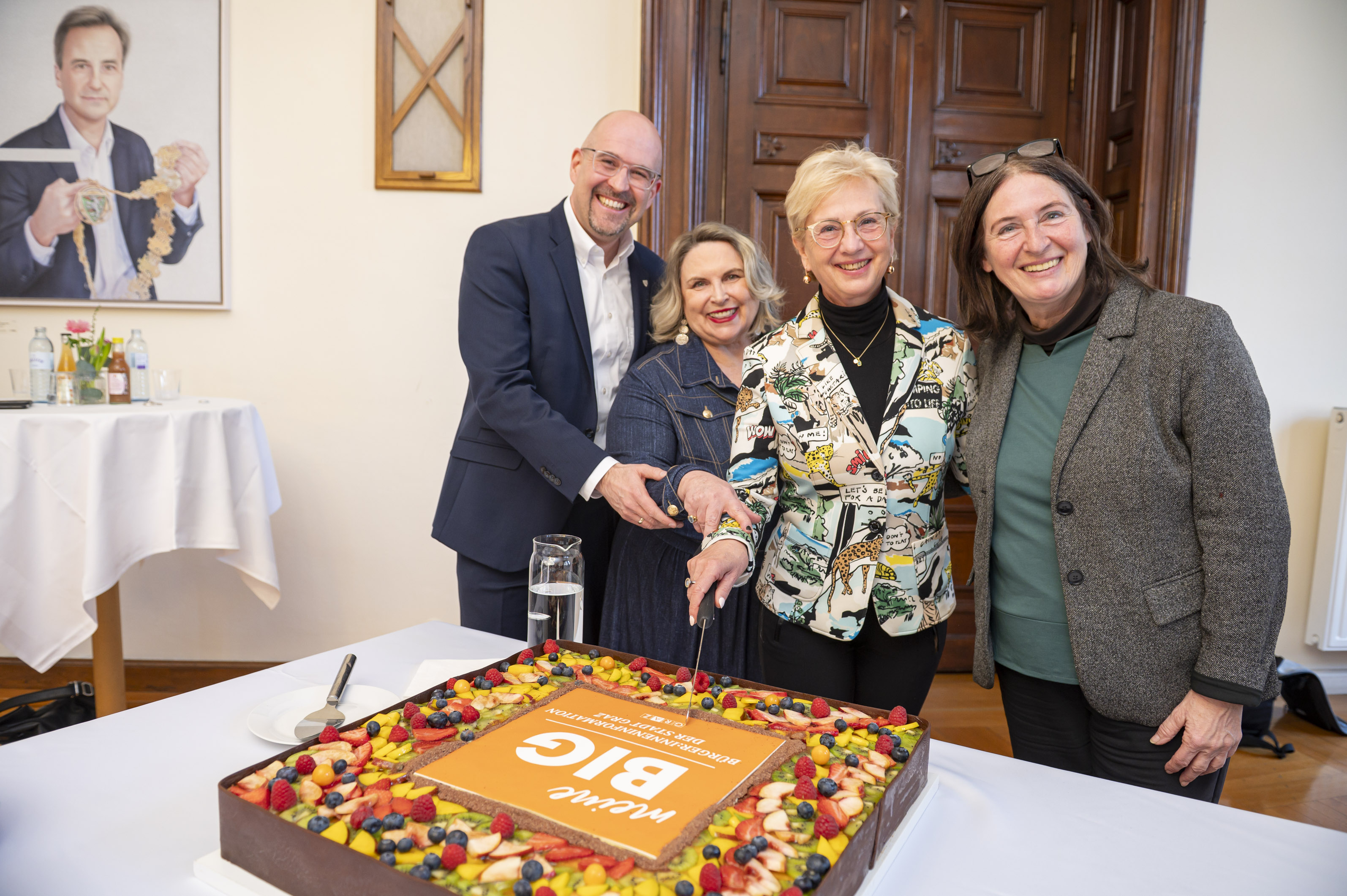 Anschnitt der Jubiläumstorte: Leiter der Abteilung für Kommunikation Maximilian Mazelle mit den ehemaligen Chefredakteurinnen Marina Dominik und Roswitha Preininger und Bürgermeisterin Elke Kahr (v. l.).