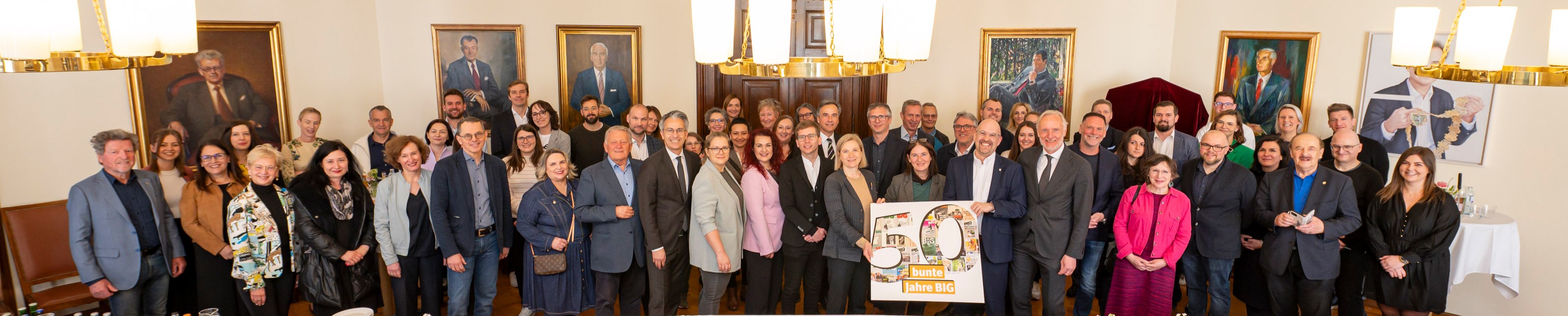 Zahlreiche Mitwirkende und Wegbegleiter:innen der BIG feierten gemeinsam das 50-Jahr-Jubiläum.
