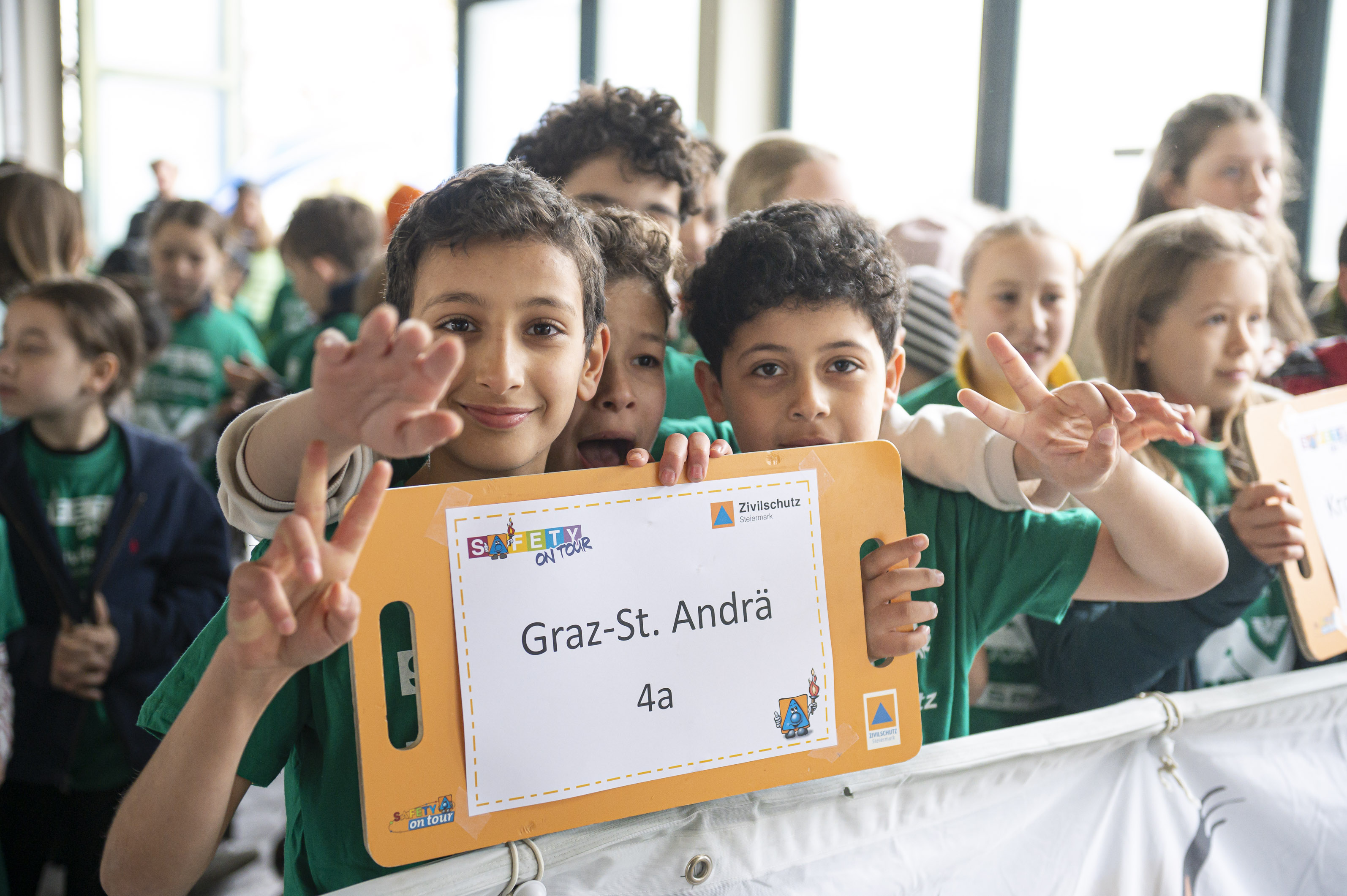 Einige der Taferlträger und Taferlträgerinnen der 16 Volksschulklassen ...