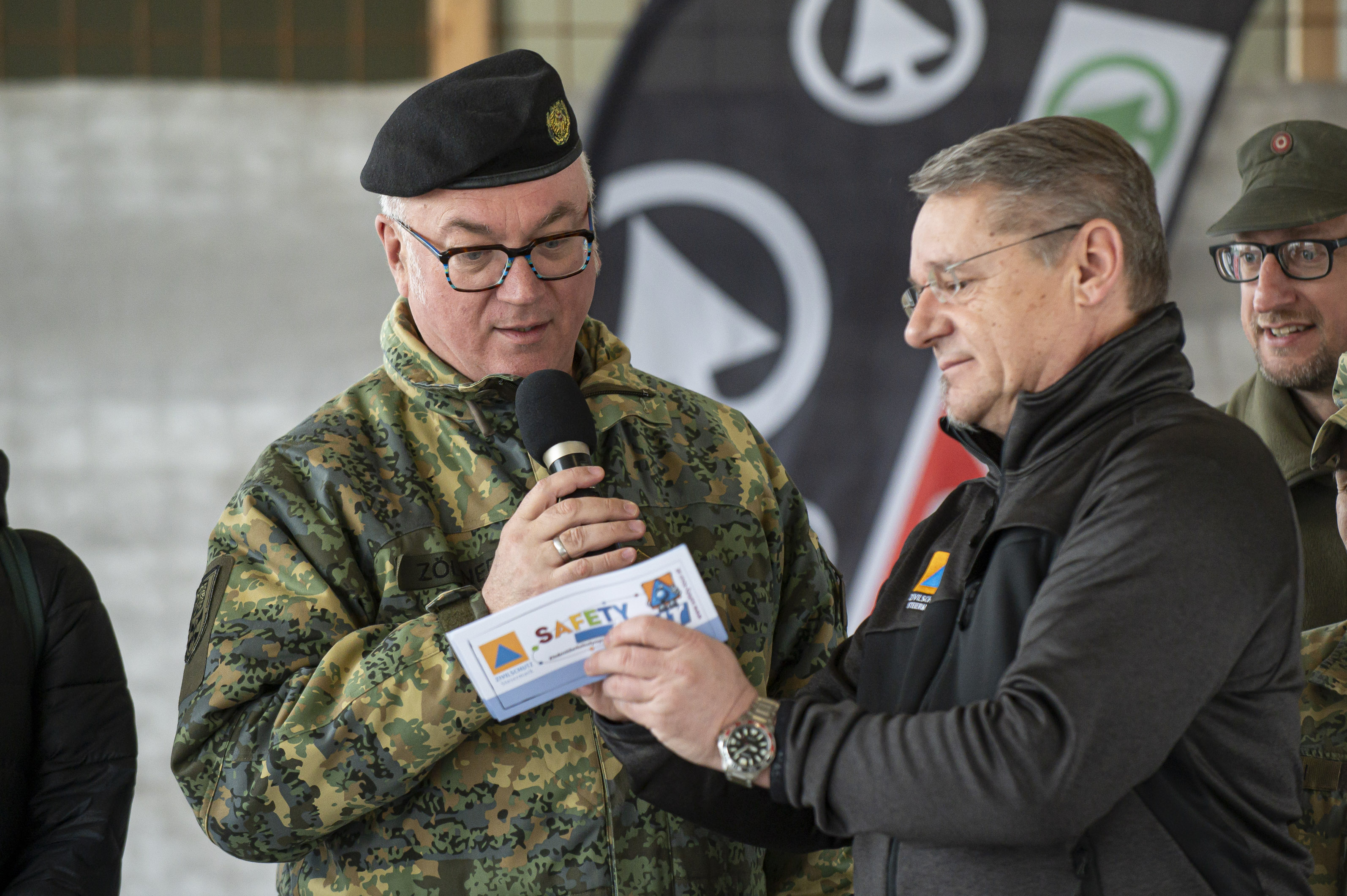 Der Hausherr der Gablenz-Kaserne, Brigadier Heinz Zöllner, verlas den Olympischen Eid 