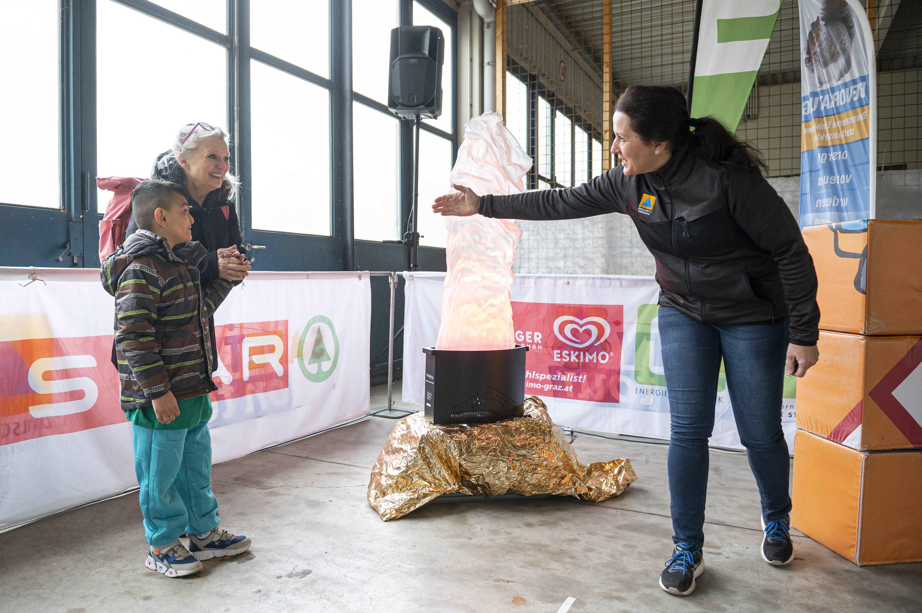 Auch ein Olympisches Feuer wurde entzündet - aus Sicherheitsgründen ist es elektronisch. Heike Rosenzopf (rechts) vom Zivilschutzverband war Assistentin und Schiedsrichterin