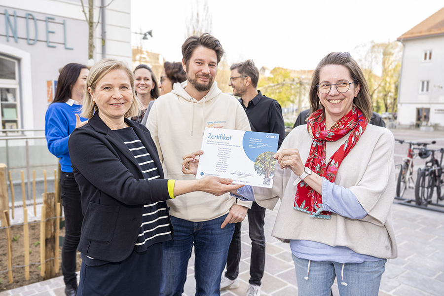 Klimaschutz schlägt Wurzeln: Vizebürgermeisterin Judith Schwentner mi den Klimabeirät:innen Thomas Brudermann und Birgit Bednar Friedl (v. l.)