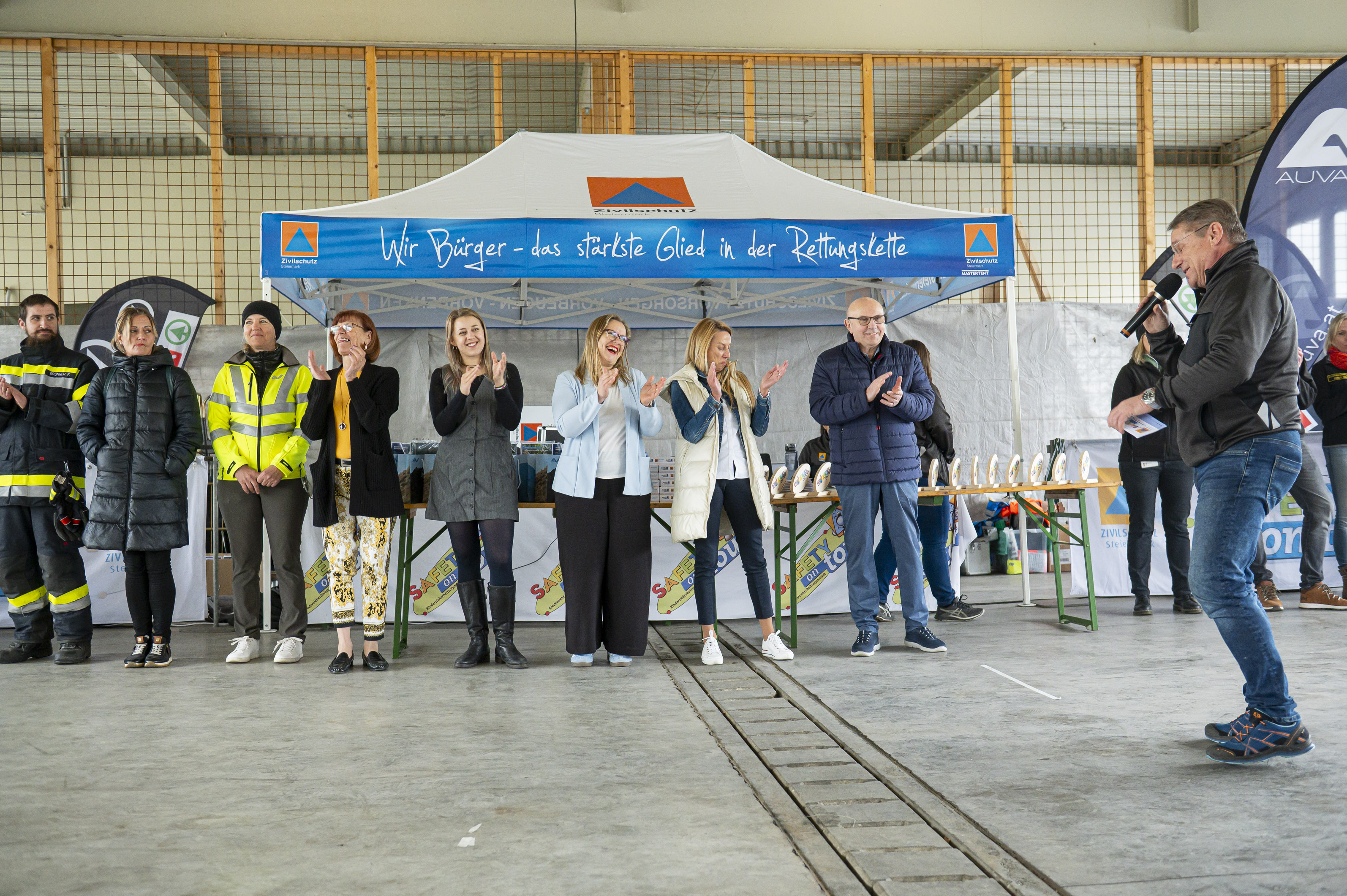 Die Ehrengäste der Siegerehrung am ersten Tag der "Safety Tour" in Graz 2025