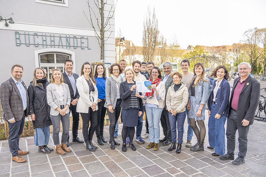 Klimaschutz schlägt Wurzeln: : Thomas Drage, Maria Nievoll, Magdalena Senger-Zacharias, Bertram Werle, Katrin Brugger, Angelika Wolf, Barbara Hammerl, Max Zirngast, Judith Schwentner, Thomas Brudermann, Wolfgang Götzhaber, Thomas Kienberger, Birgit Bednar Friedl, Karl Steininger, Ines Omann, Tristan Schachner, Alina Lückl, Andrea Prutsch, Werner Prutsch. (v.l.)