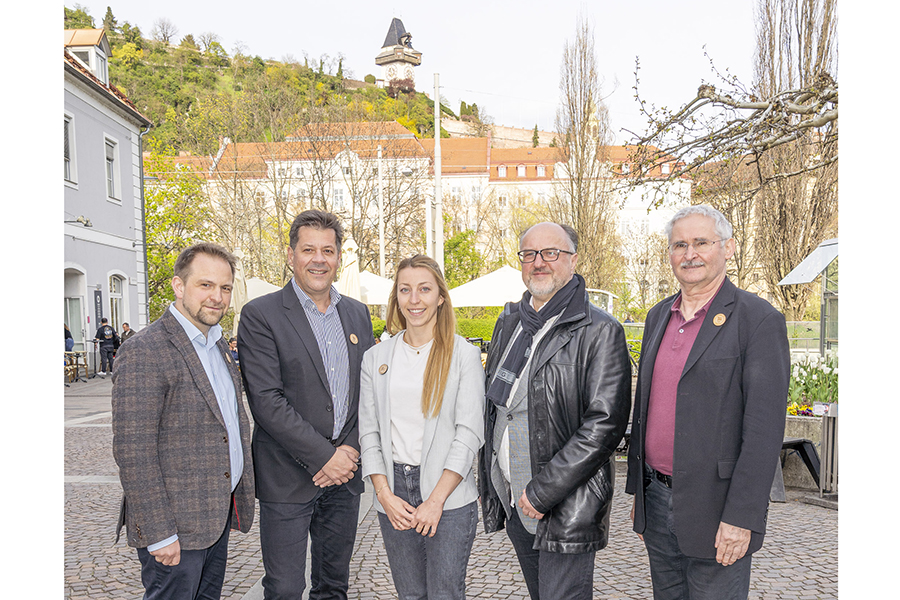 Klimaschutz schlägt Wurzeln: Stadtbaudirektor Bertram Werle (2. v. l.) mit Thomas Drage und Magdalena Senger-Zacharias vom Klimaschutzreferat sowie Wolfgang Götzhaber und Werner Prutsch vom Umweltamt (v. l.).